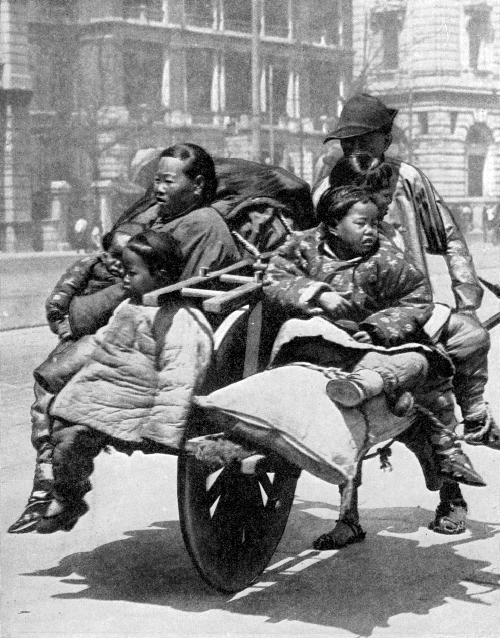 カートに乗った中国人家族、1936年。 作： スポーツと全般