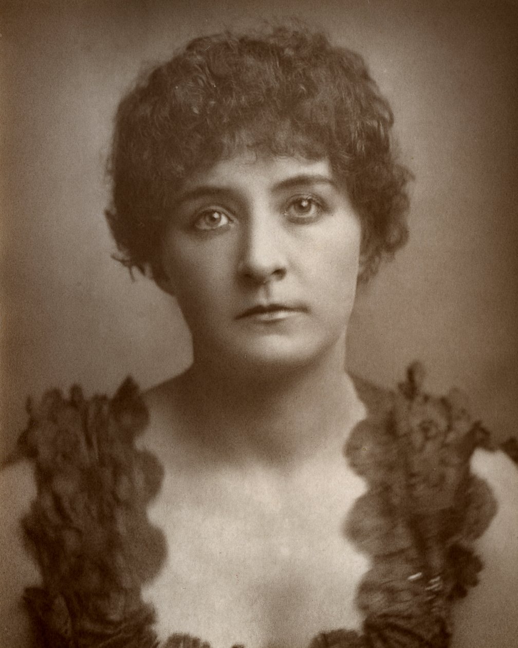 ジュリア・グウィン、イギリスのオペラ歌手、女優、1884年 作： セントジェームズ写真会社