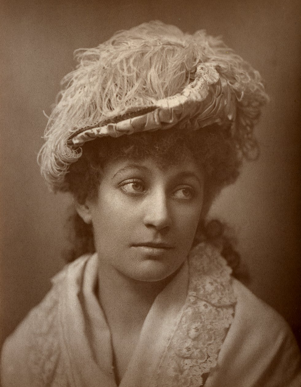 ルーシー バックストーン、イギリスの女優、1884 年。 作： セントジェームズ写真会社