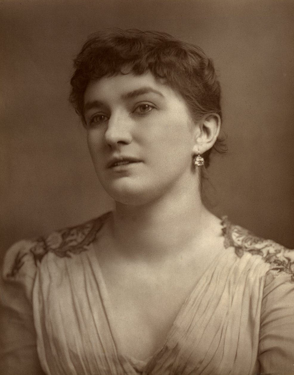 ネリー・ブロムリー、英国の俳優兼歌手、1882年 作： セントジェームズ写真会社