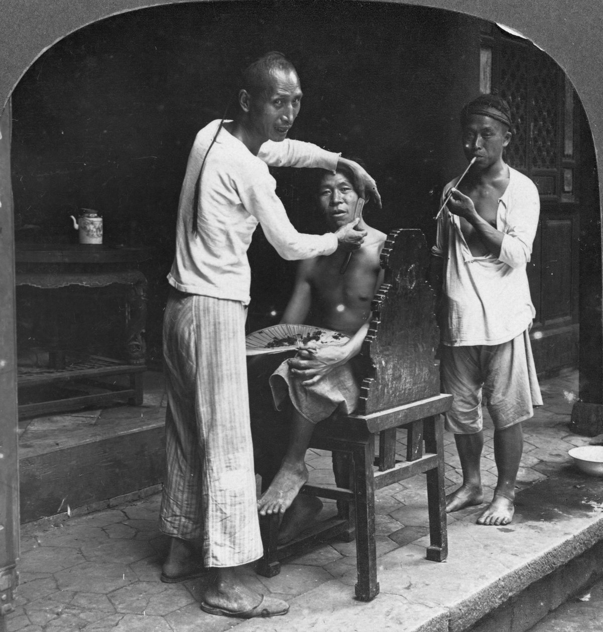 1908年、ビルマのバーモにいる中国人理髪師 作： ステレオトラベル