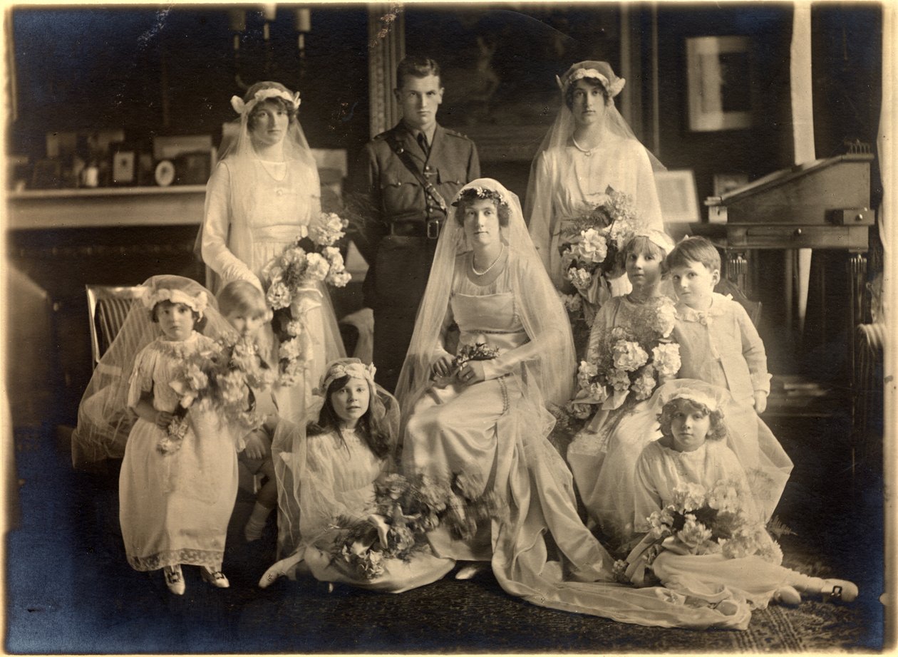 ブランシュ・キャベンディッシュ夫人とアイバン・マレー大佐の結婚式の集合写真 1919年4月21日、ランズドーン・ハウスのガード・チャペル（モノクロ写真 作： スタジオラファイエット