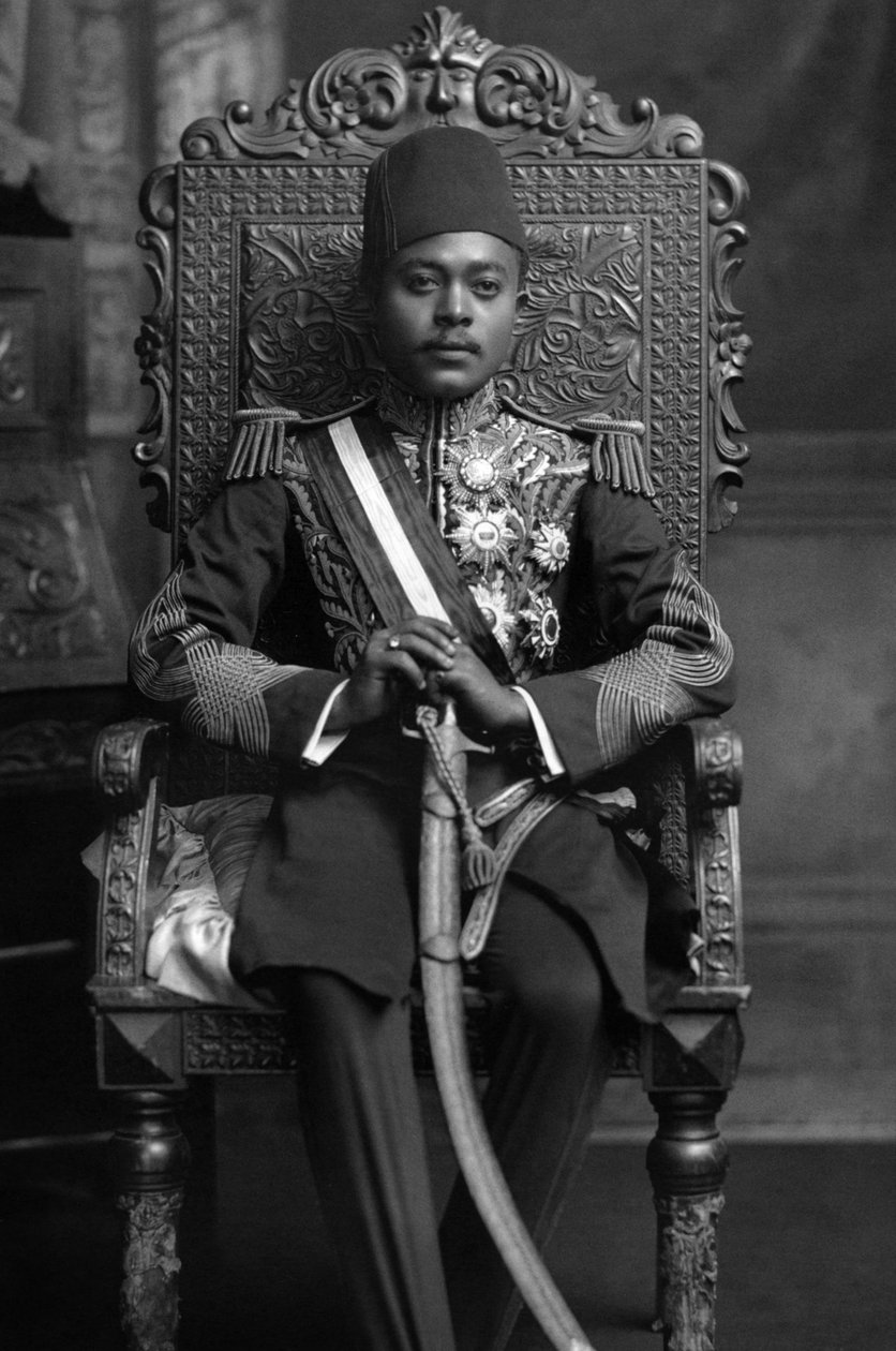 ザンジバルのスルタン・アリ2世、1900年頃（写真）。 作： スタジオラファイエット