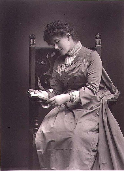 エレン・テリー（1847-1928）ポートレート写真、1880年代半ば（モノクロ写真 作： スタジオウェラリー