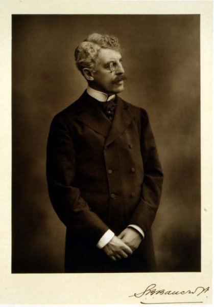 サー・スクワイア・バンクロフト（1841-1926）、俳優、劇場経営者、ポートレート写真（モノクロ写真） 作： スタジオウェラリー