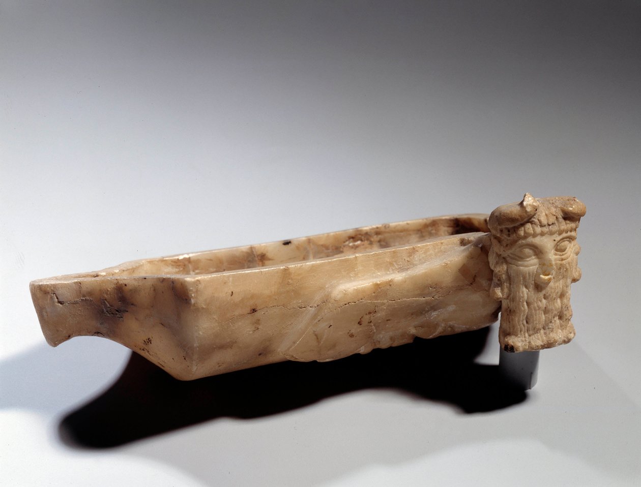 メソポタミアの美術。雄牛をあしらったランプ（アルバトレ）シュメール時代（紀元前2400年頃）。パリ、ルーヴル美術館（Musee Du Louvre 作： シュメールメソポタミア学校