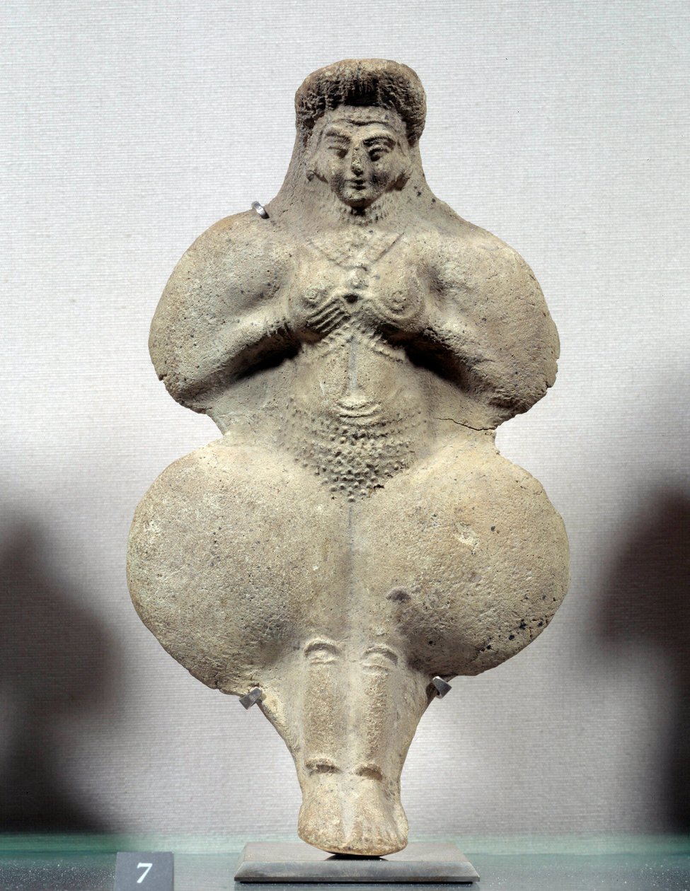 東洋美術：豊穣の女神イシュタルの表現と思われる、胸を抱く女性