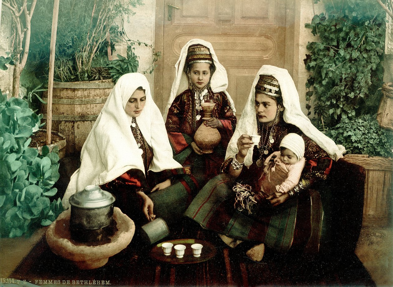 コーヒーを飲むベツレヘム出身のアラブ女性のグループ、1880〜1900年頃（フォトクロム） 作： スイスの写真家