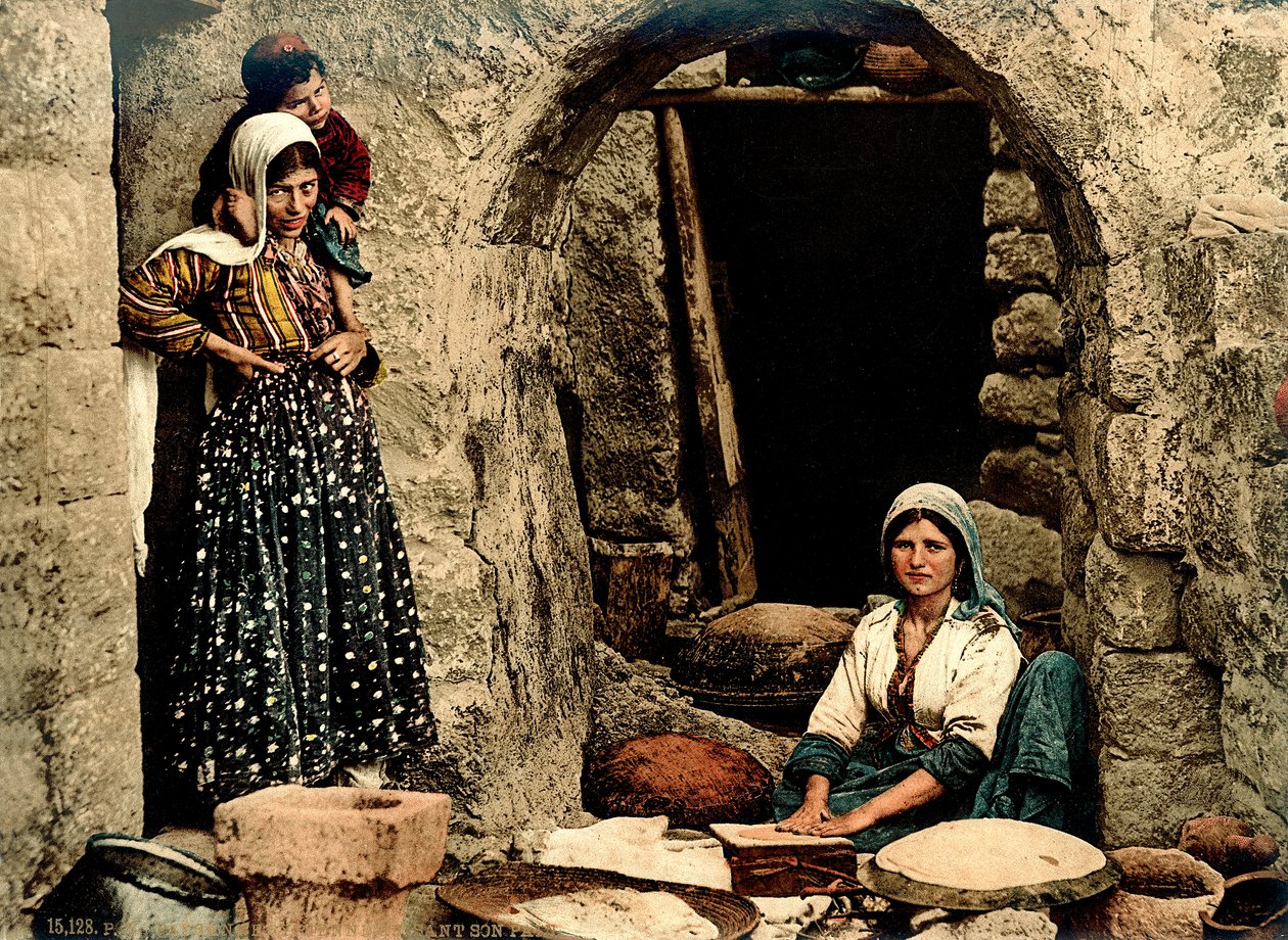 家の前でパンを作るレバノン人女性、1880〜1900年頃（フォトクロム） 作： スイスの写真家