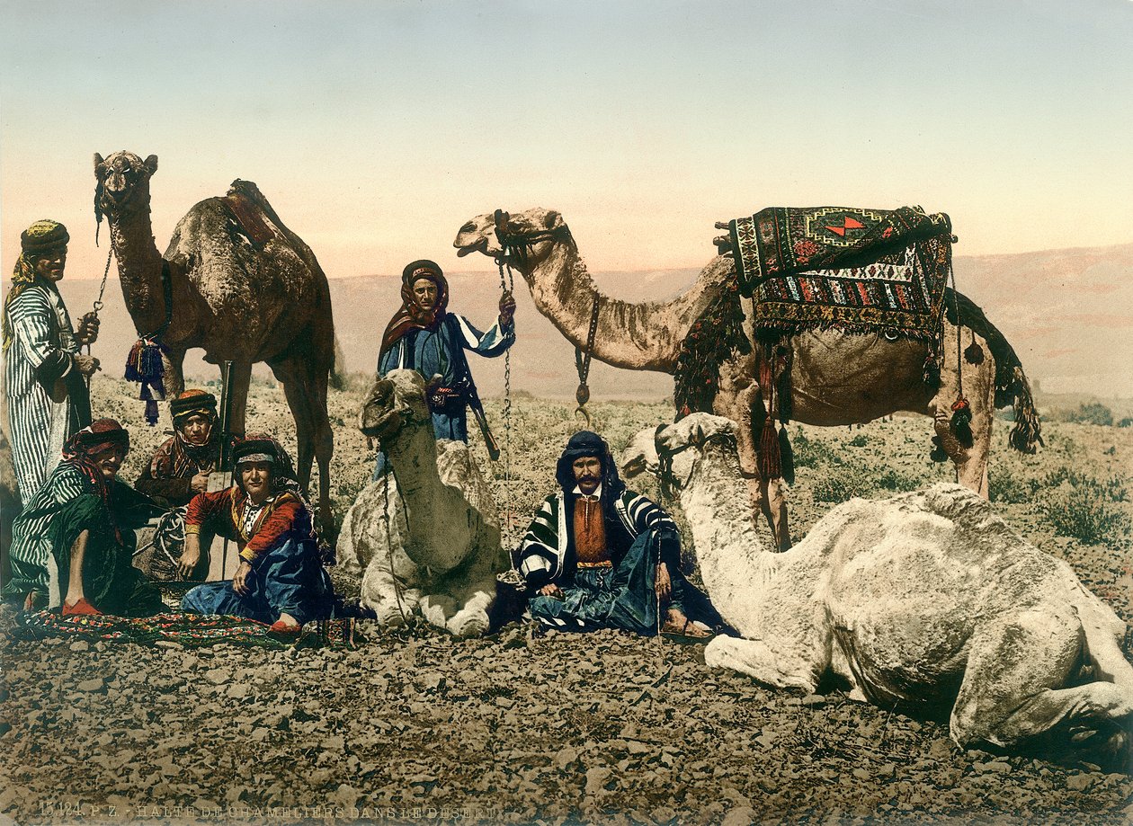ヨルダン渓谷でベドウィンとそのラクダと一緒にガイドを着た西洋の旅行者、1880〜1900年頃（フォトクロム） 作： スイスの写真家