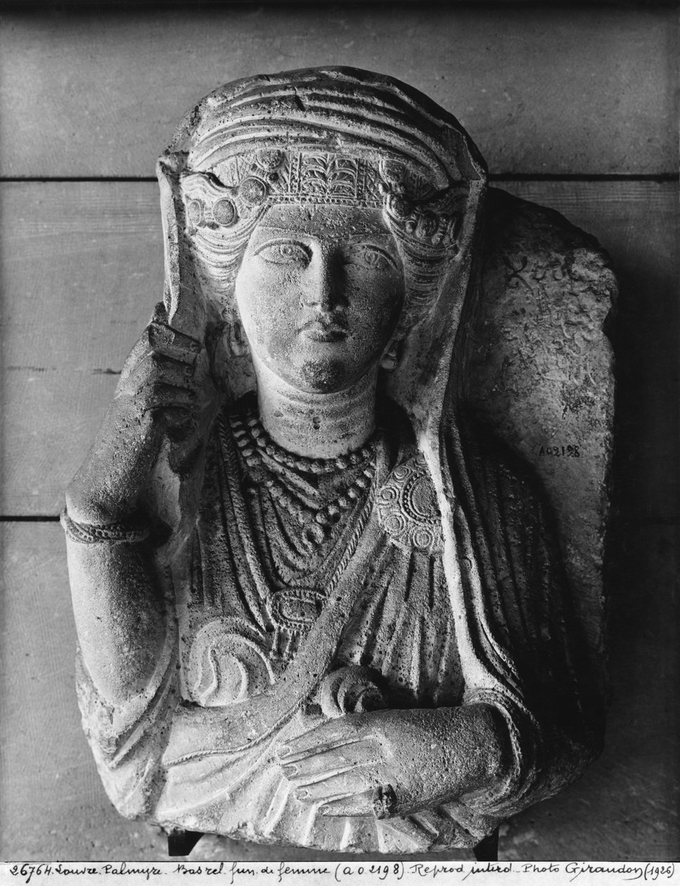 シリアのパルミラ出身の女性像の葬儀 作： シリアの学校