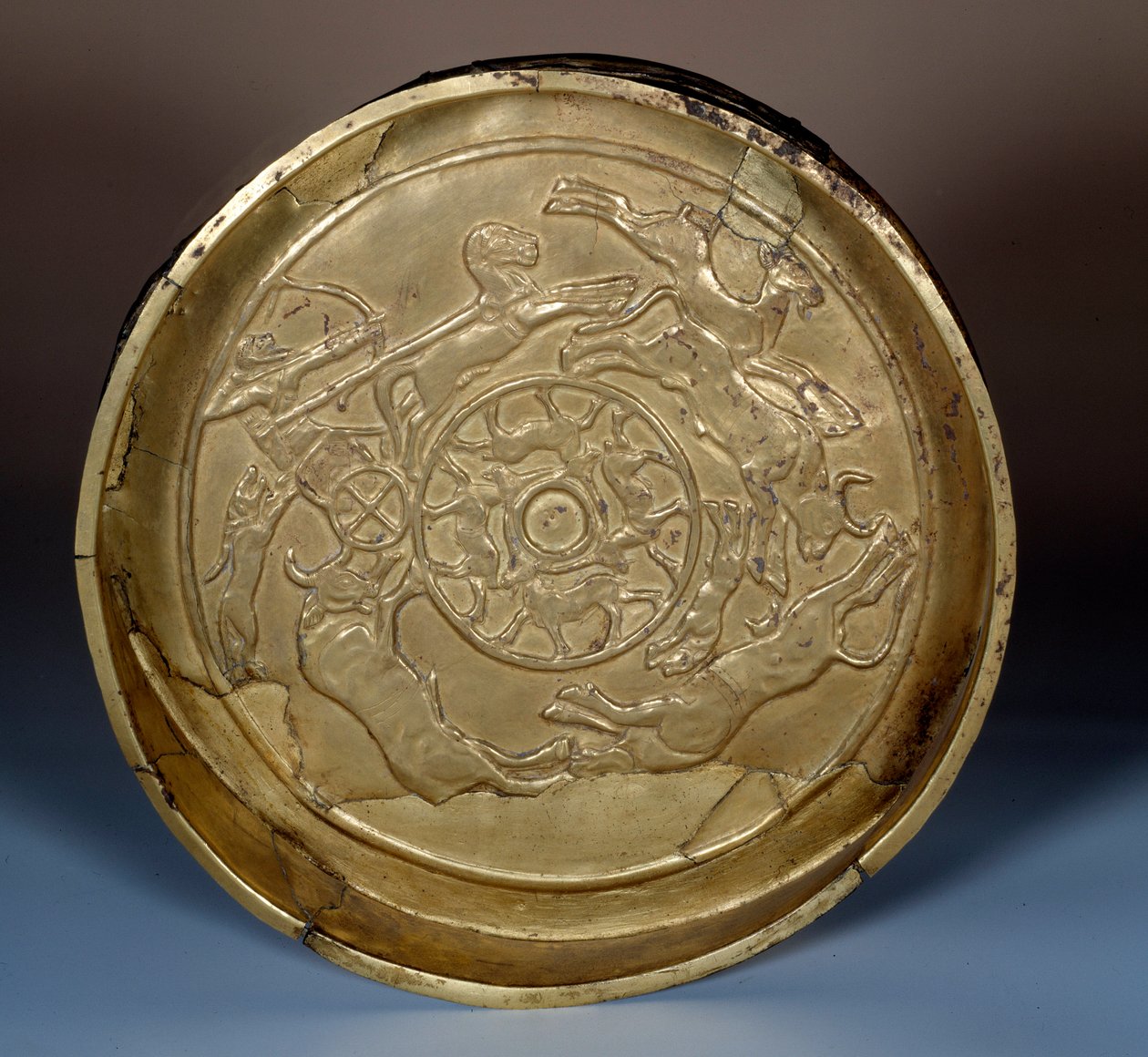 東洋美術：紀元前1200年頃、シリアで制作された金製の狩猟用パテール。パリ、ルーヴル美術館 作： シリアシリア