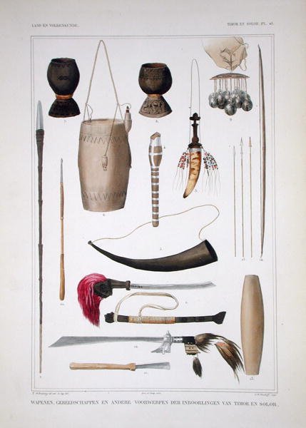 東ティモールの武器と祭具（「Verhandelingen over de Natuurlijke Geschiedenis Nederlandsche overzeesche Bezittingen」第1巻、Coenraad Jacob Temminck著、Salomon Muller彫刻、1839-44年発行（カラーリトグラフ）より）。 作： TC（後）ブルーニング