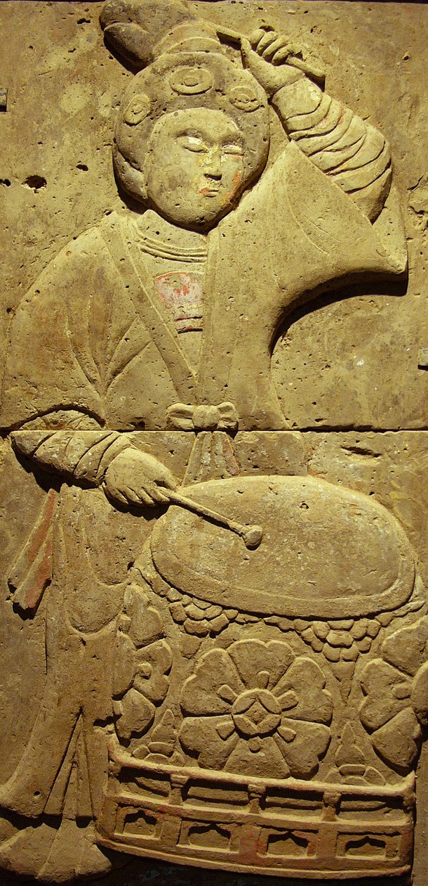 音楽家が描かれたテラコッタ製の石碑、唐時代（618～907年）、陝西省で発見、西安の石林博物館。写真撮影、レオナルド・デ・セルバ、中国、2006年 作： 唐王朝の中国語学校