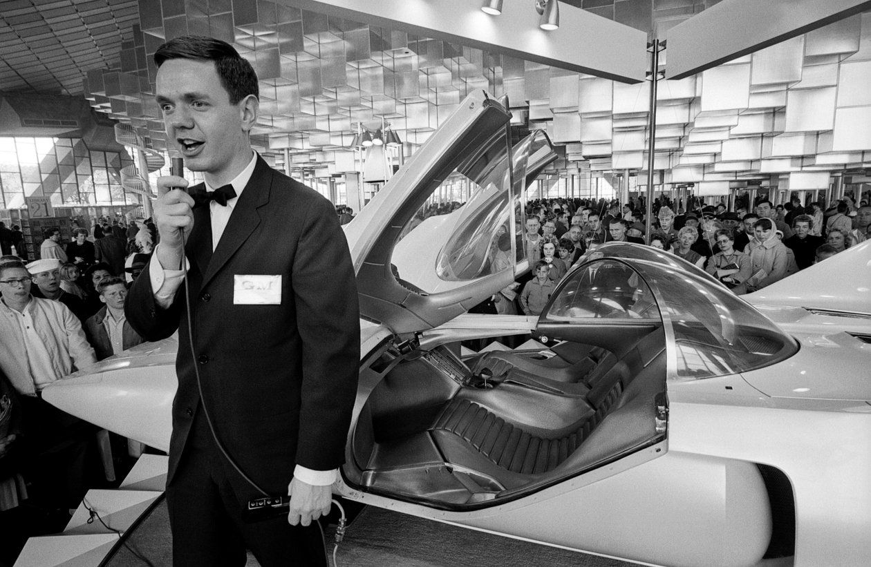 近未来的なガスタービン実験自動車ファイヤーバードIIIを手にするアナウンサー（Gener... 作： テッド・シュピーゲル