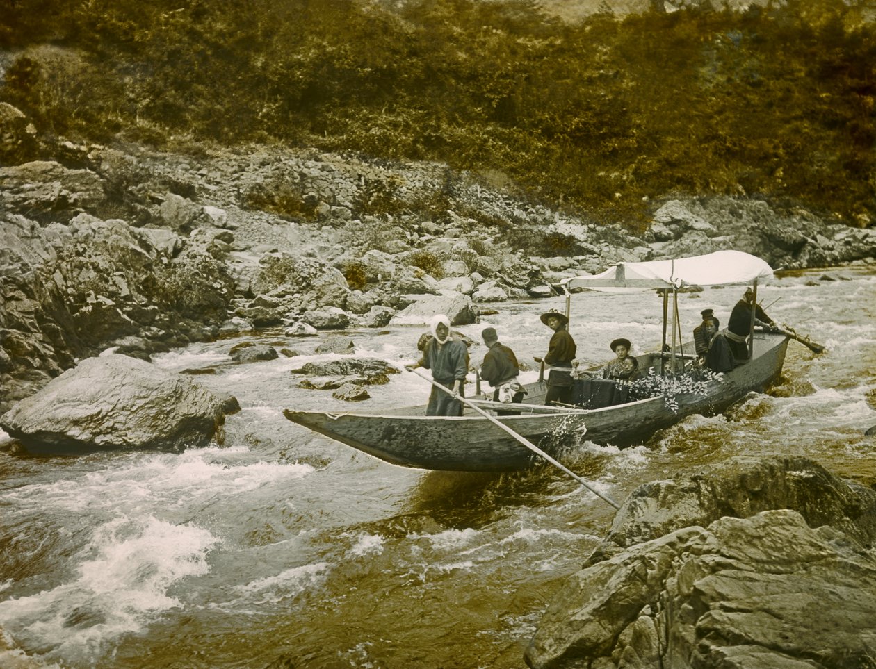1900～1915年頃、京都・保津川の急流に浮かぶ舟（写真）。 作： 