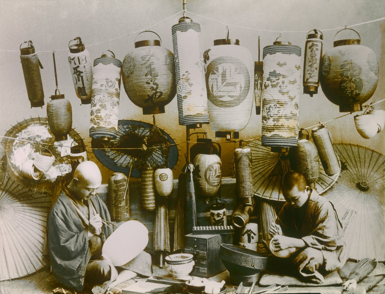 提灯・日傘職人の肖像、1900年頃～1915年（写真） 作： 