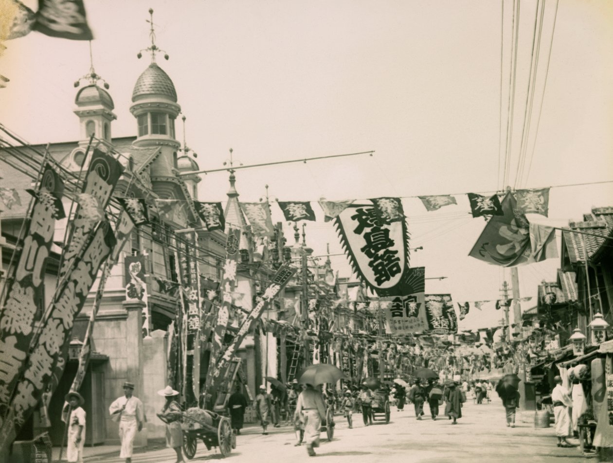 1900～1915年頃の神戸・新開地の劇場通り（写真）。 作： 