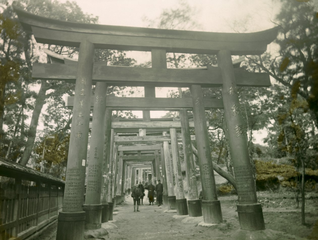 1900～1915年頃、京都稲荷神社の鳥居（写真） 作： 