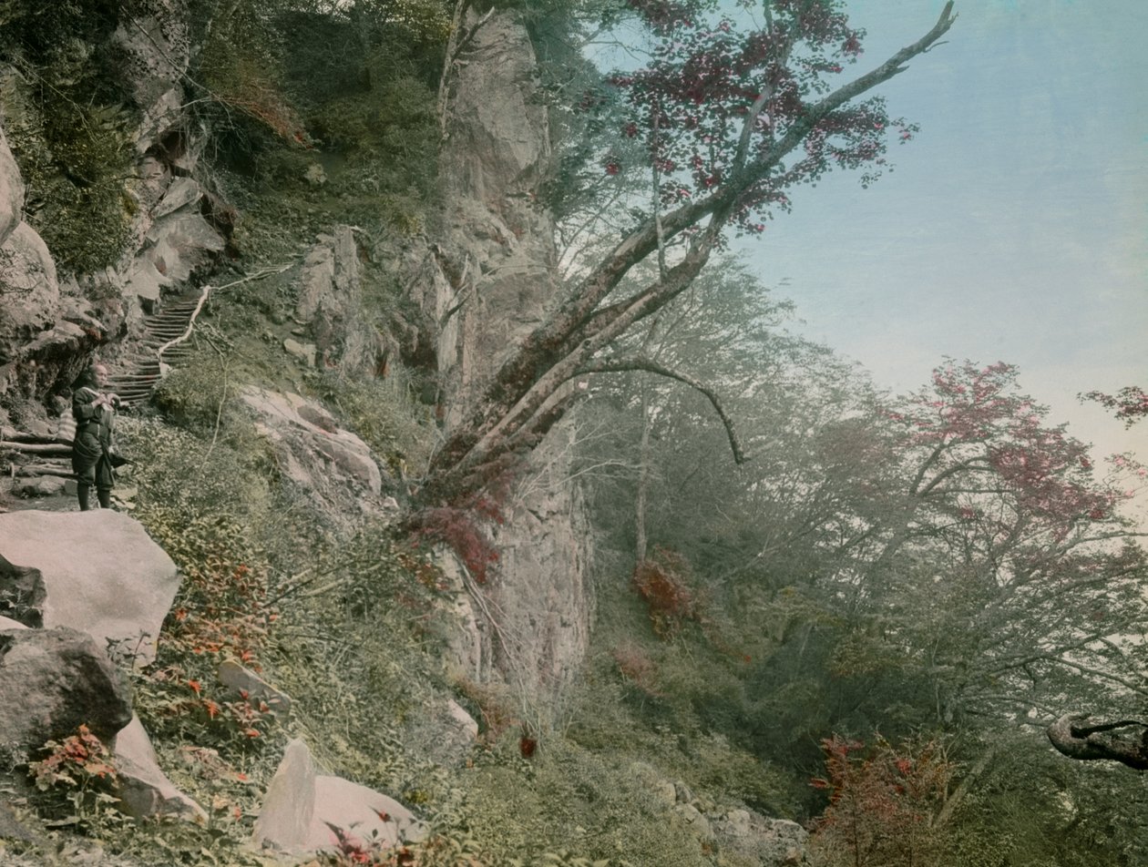 1900～1915年頃、日光華厳の滝への道にて（写真）。 作： 