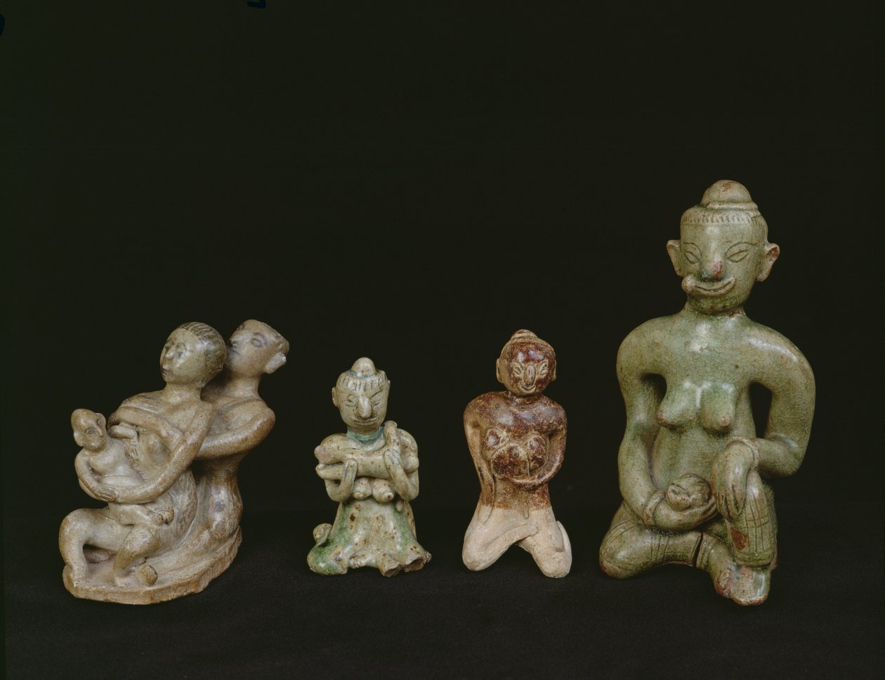 母と子の置物（テラコッタ） 作： タイの学校