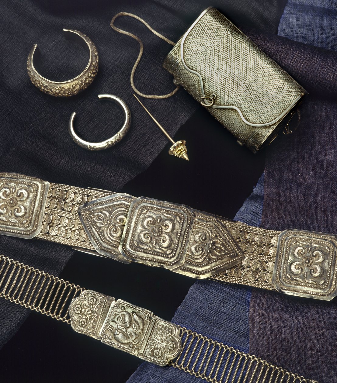 ジュエリー、財布、ベルト、タイ（シルバー） 作： タイの学校