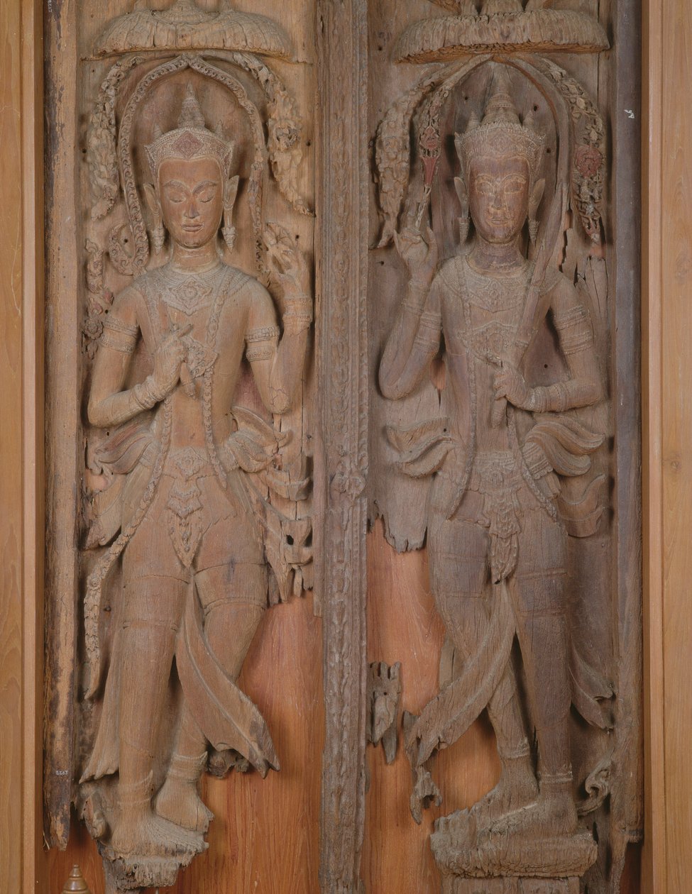 2つの仁王門（木）のゲートのパネル 作： タイの学校
