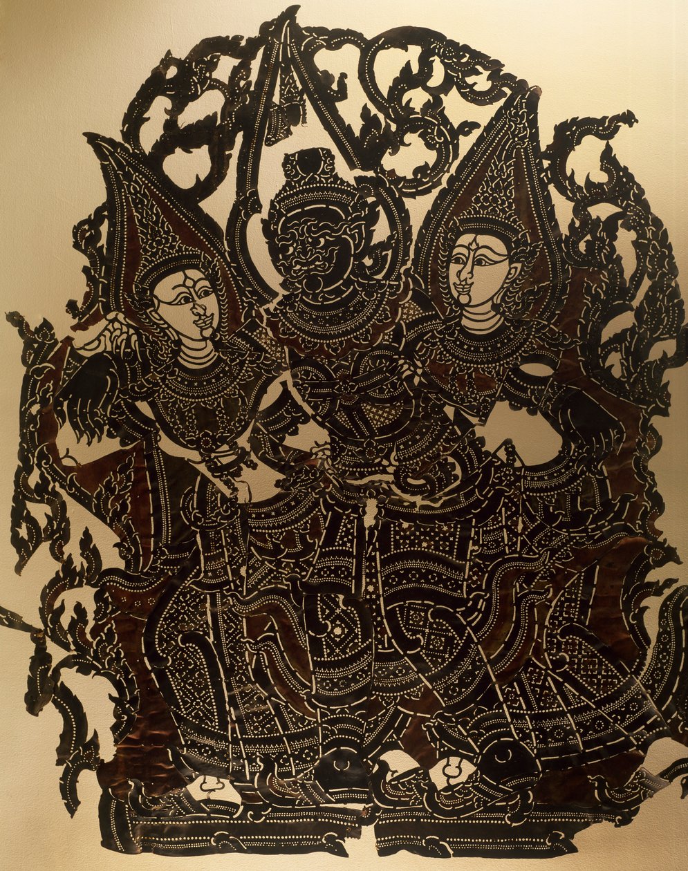 ダサカンタとその妻たちを表現したナンヤイ影絵芝居の場面、革製の彫刻パネル、タイ、タイ文明 作： タイの学校