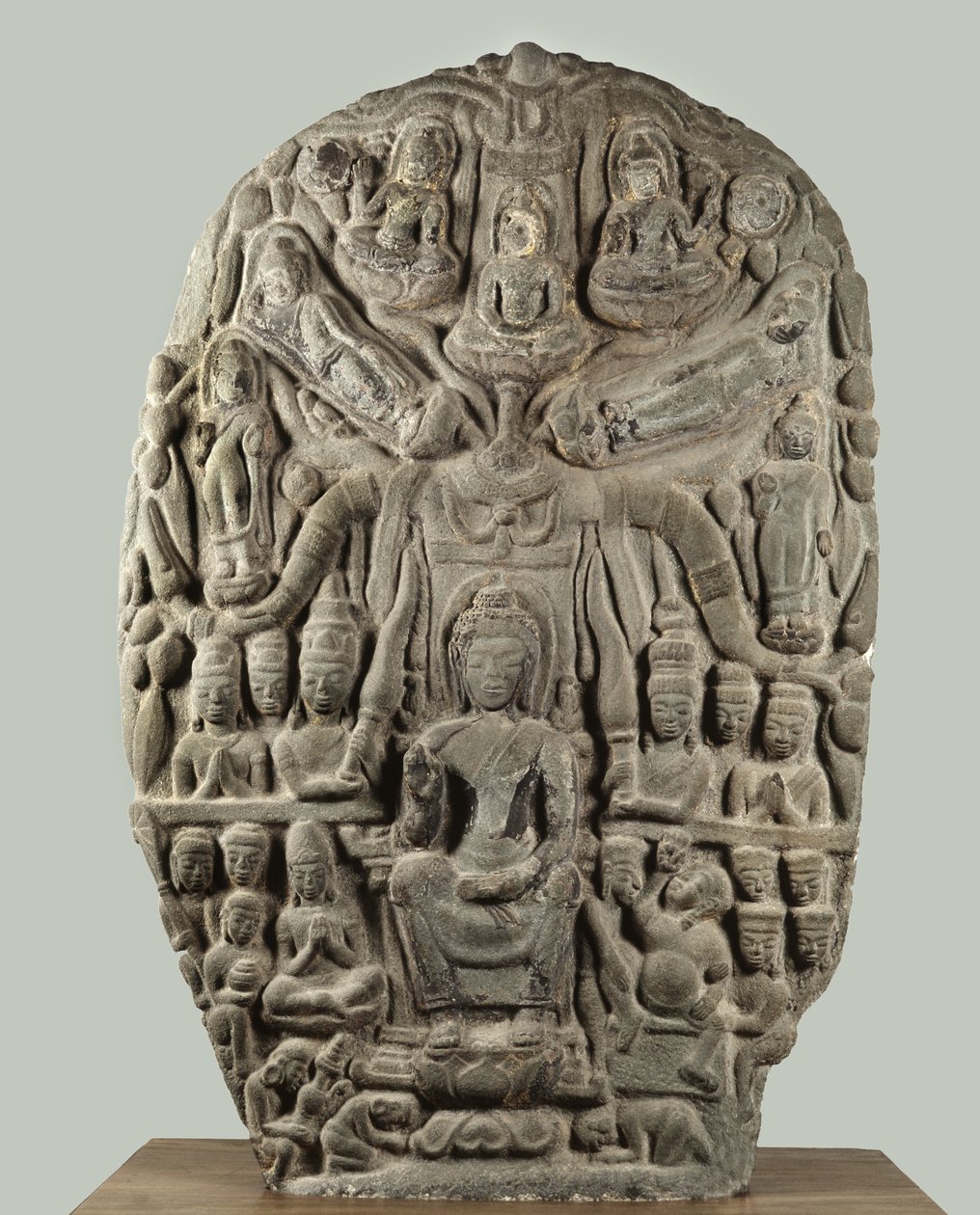 仏と崇拝する神々、ダバラヴァティ時代の石碑 作： タイの学校