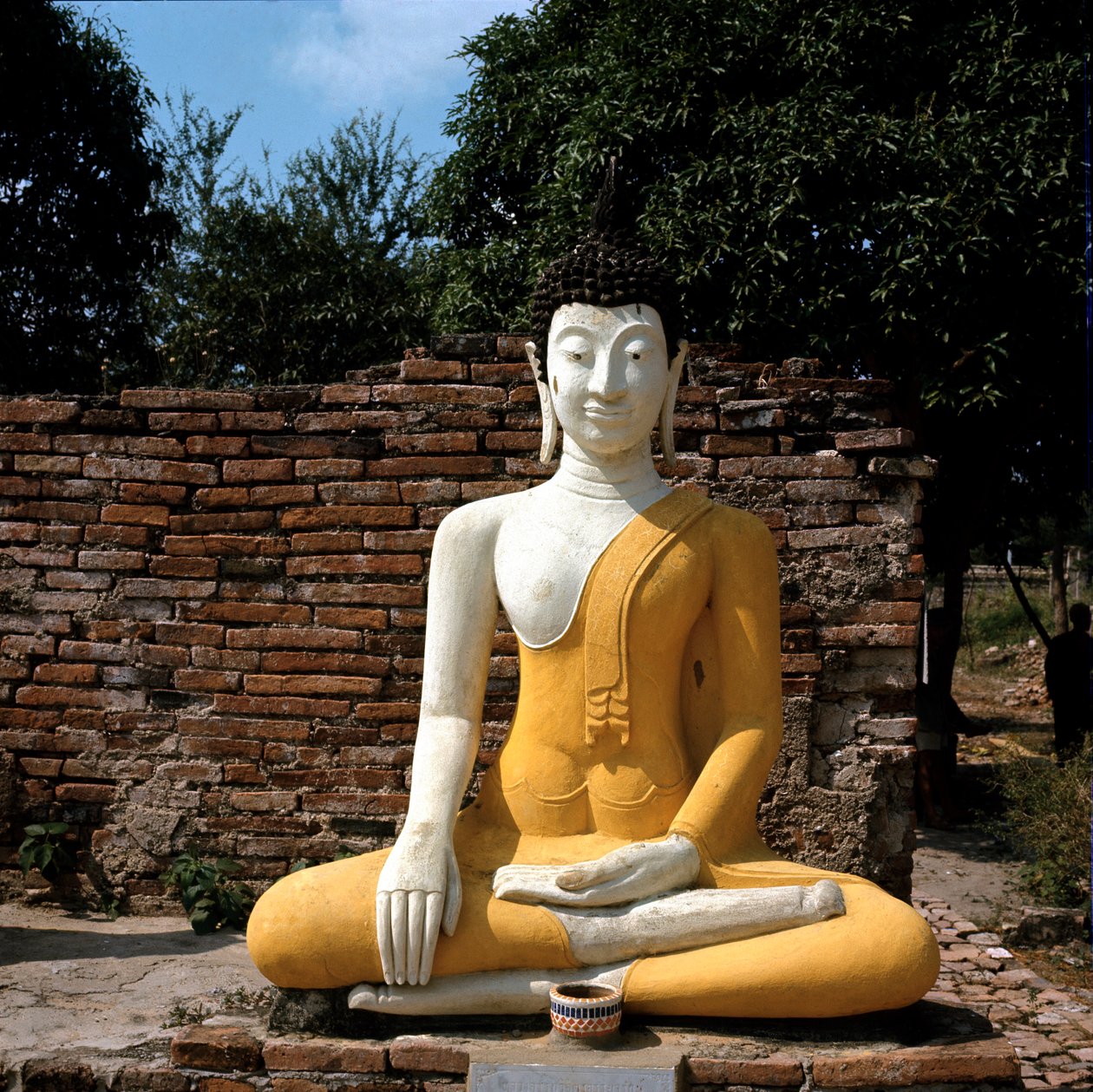 寺院の外に置かれた仏像 作： タイタイ