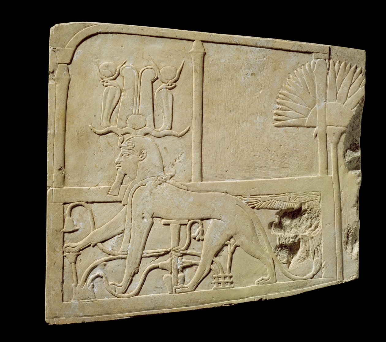 歩き回るスフィンクスを描いたレリーフ、紀元前1069-715年（石灰岩とパグメントの痕跡がある石灰岩） 作： 第三中期エジプト