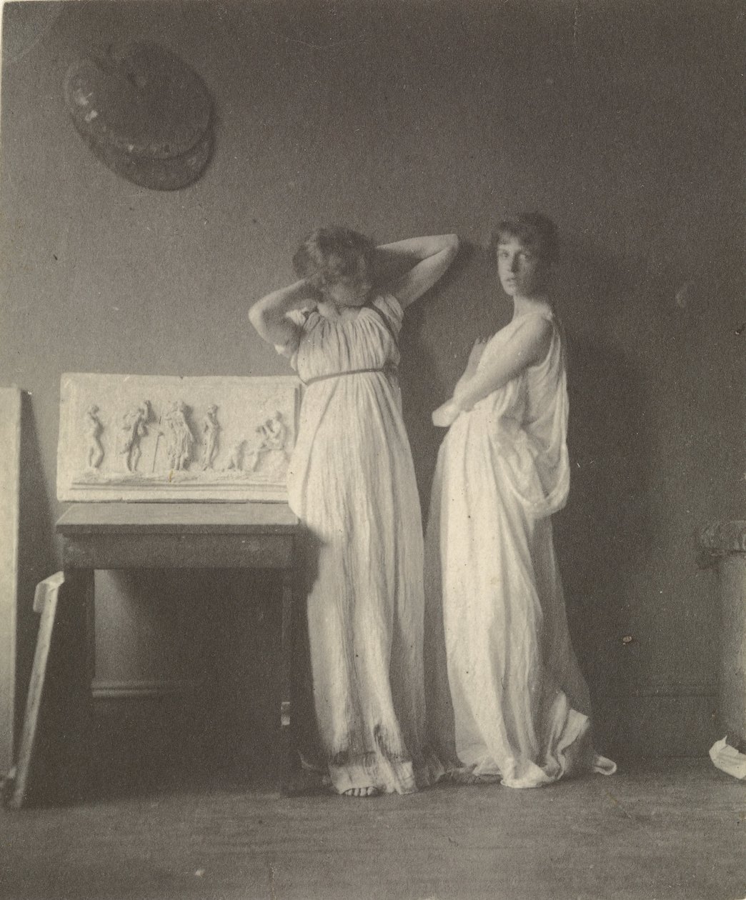 （Eakins Sculpture Arcadiaを使用した古典的な衣装の2人の女性モデル）。 作： トーマス・イーキンズ