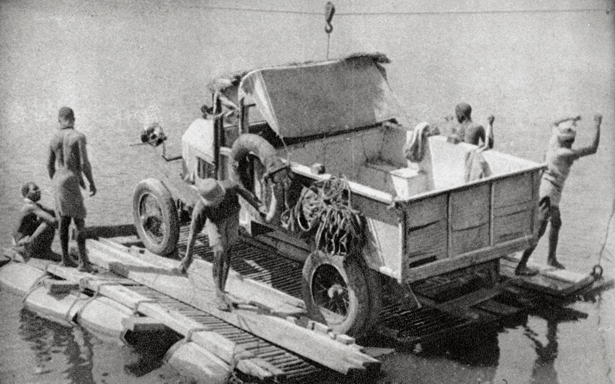 1925年1927年、北ローデシアの壊れたポンツーンでシャンベシ川を渡る 作： トーマス・A・グローバー
