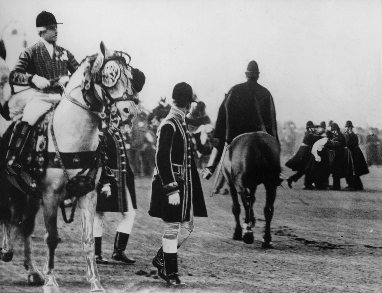 参政権が国会を開くために到着すると、参政権は王を攻撃しようとします、1908 作： トーマスE.とホレスグラントグラント