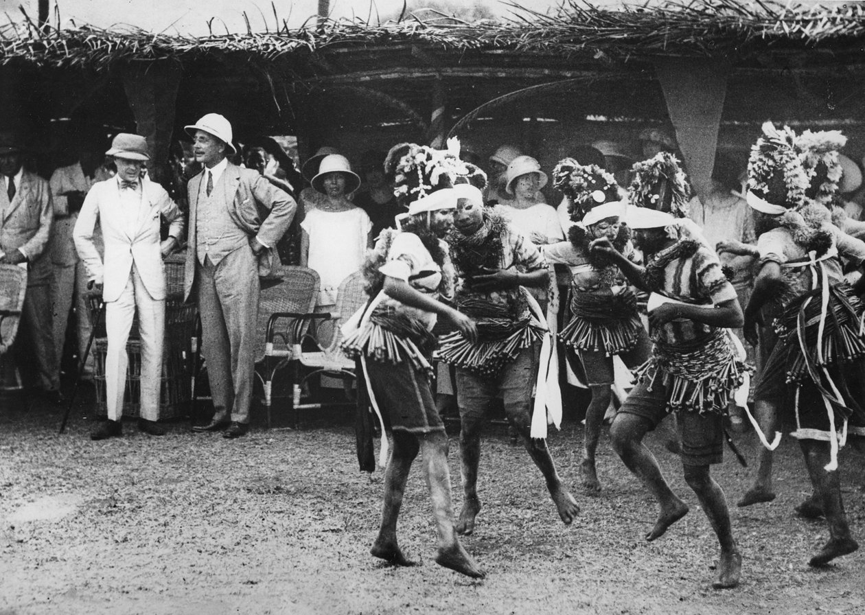 王子の前で踊るブンドゥ族の女の子、フリータウン、シエラレオネ、1925 作： トーマスE.とホレスグラントグラント