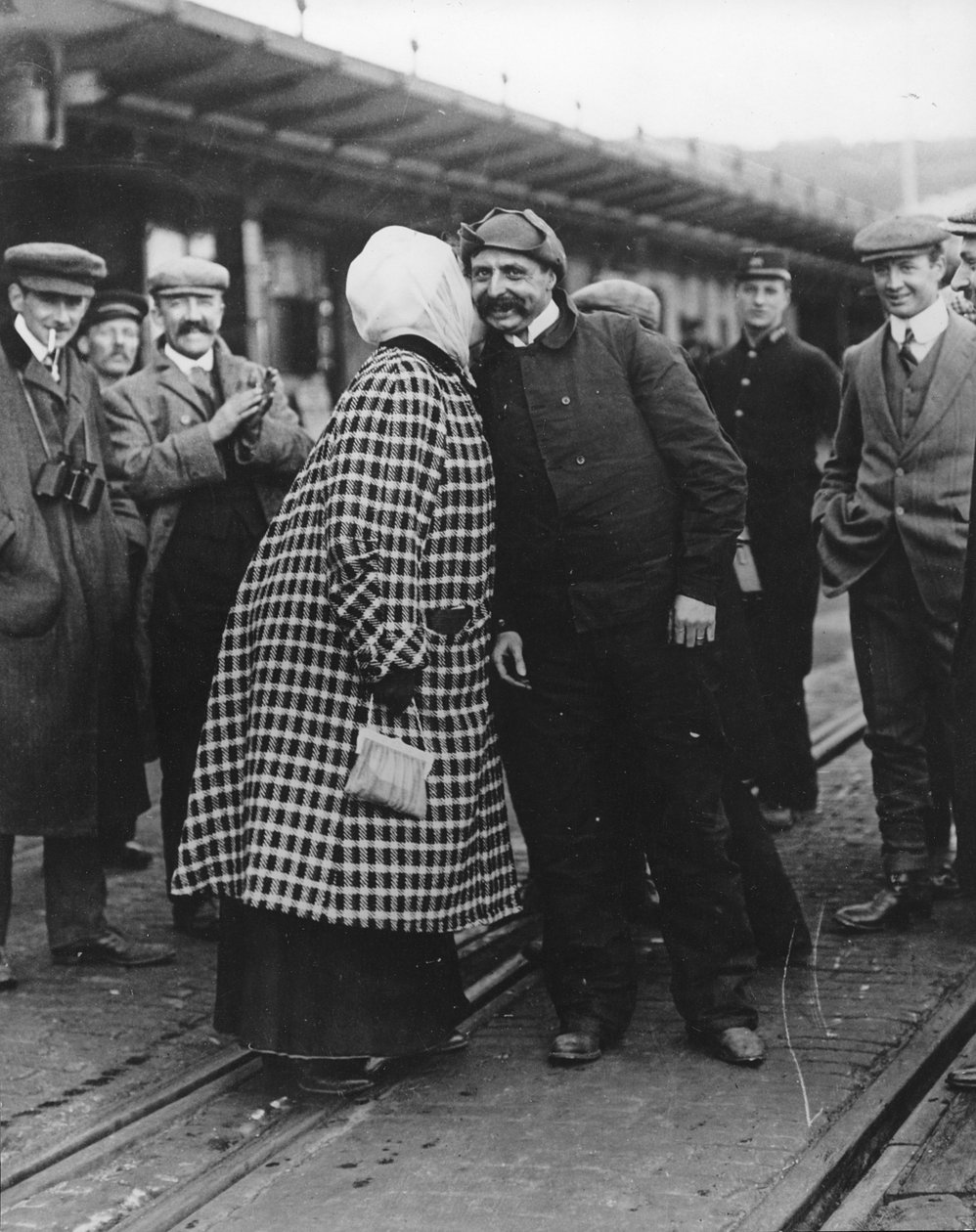 前者が海峡を飛行した後のブレリオ夫人、1910年 作： トーマスE.とホレスグラントグラント