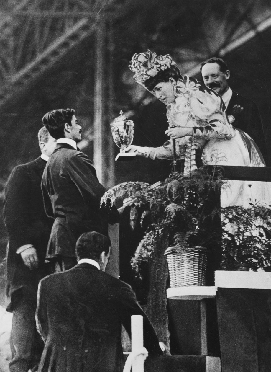 アレクサンドラ女王、1908年7月のオリンピックマラソン優勝を記念して特別なカップをドランドに手渡した。 作： トーマスE.とホレスグラントグラント