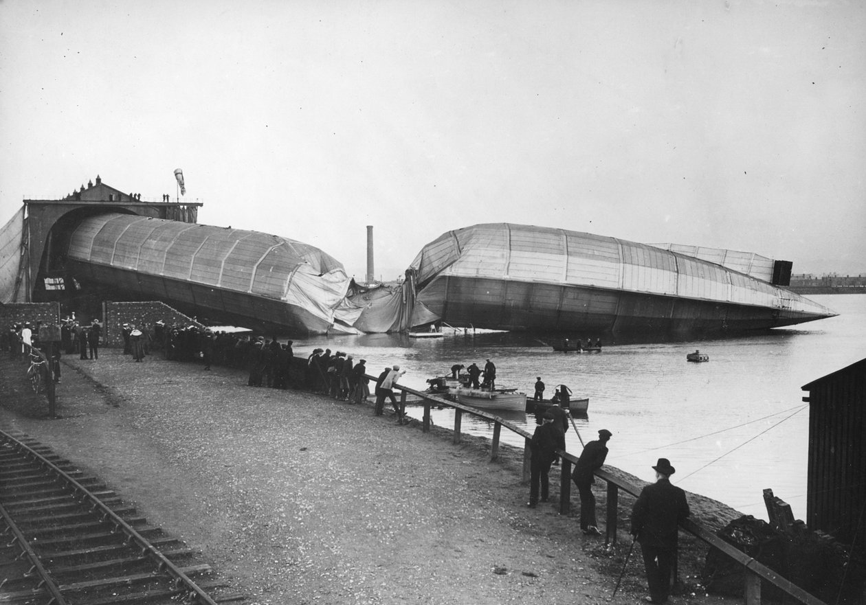 1911年バローにある英国最大の飛行船「メイフライ」の残骸 作： トーマスE.とホレスグラントグラント