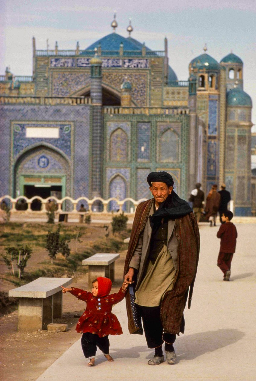 マザリシャリフのモスクと霊廟、マスジド・エ・カブド（別名ローゼ・エ・シャリフ）を訪れる人々...