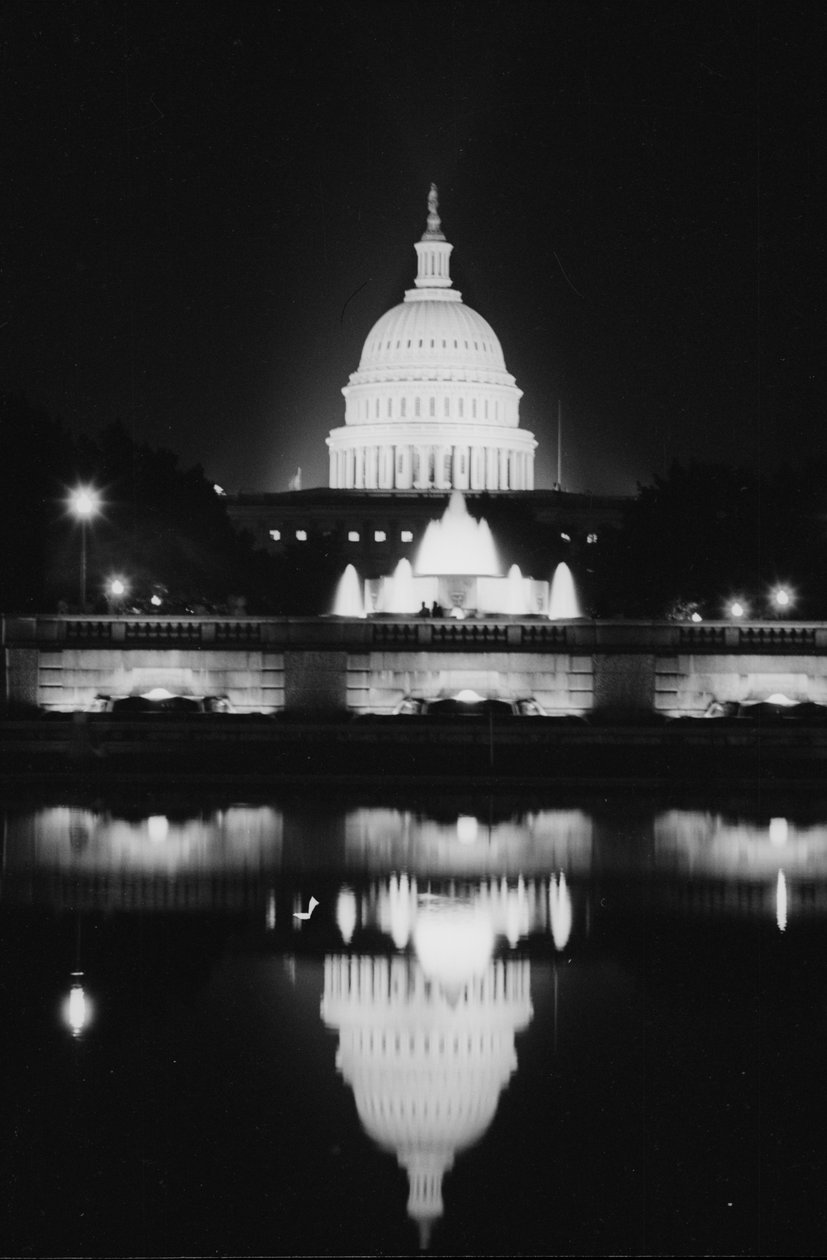 夜のリフレクティング・プールに映る連邦議会議事堂西正面 作： トーマス・J・オハロラン