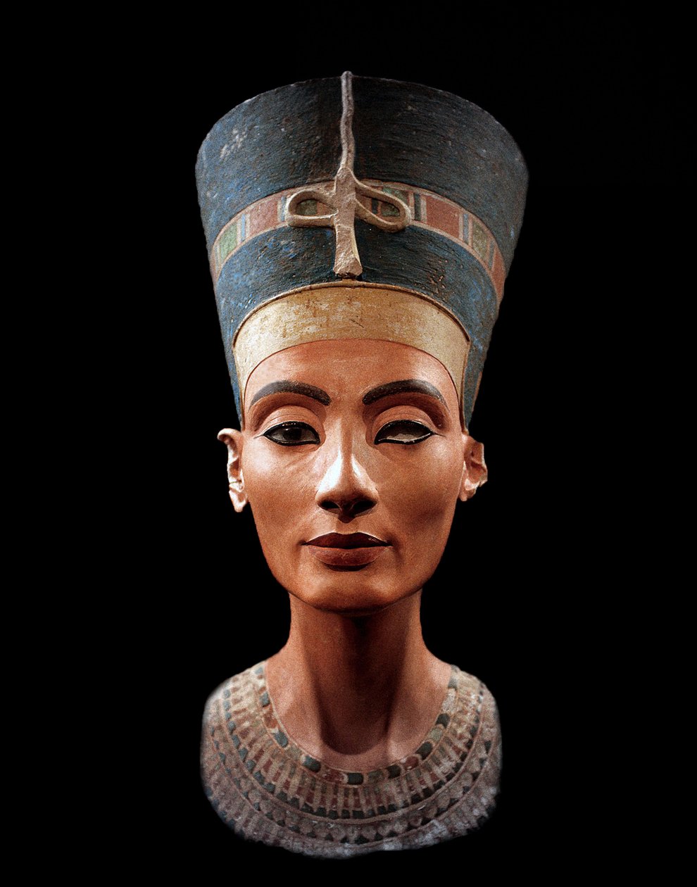 ネフェルティティ（紀元前1370-1330年頃）の胸像 エジプトのファラオ・アケナテンの偉大な王妃（主席妃）。ネフェルティティとその夫は、宗教革命を起こしたことで知られています。彼らは太陽の円盤であるアテンという唯一の神を崇拝した。 作： タットモスタットモス