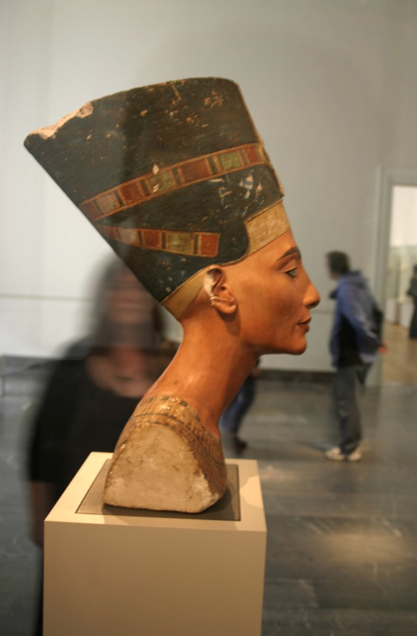 ネフェルティティ（紀元前1370-1330年頃）の胸像 エジプトのファラオ・アケナテンの偉大な王妃（主席妃）。ネフェルティティと彼女の夫は、宗教革命を起こしたことで知られています。彼らは、太陽の円盤であるアテンという唯一の神を崇拝するようになりました。 作： タットモスタットモス