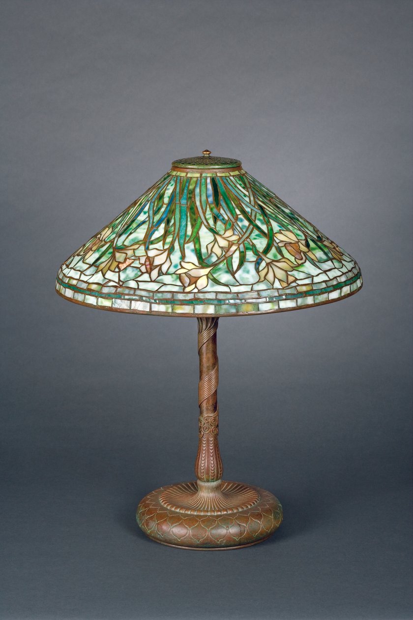 緑の水仙の色合いのテーブルランプ、c.1898-1905（青銅と鉛ガラス） 作： ティファニーアンドカンパニー