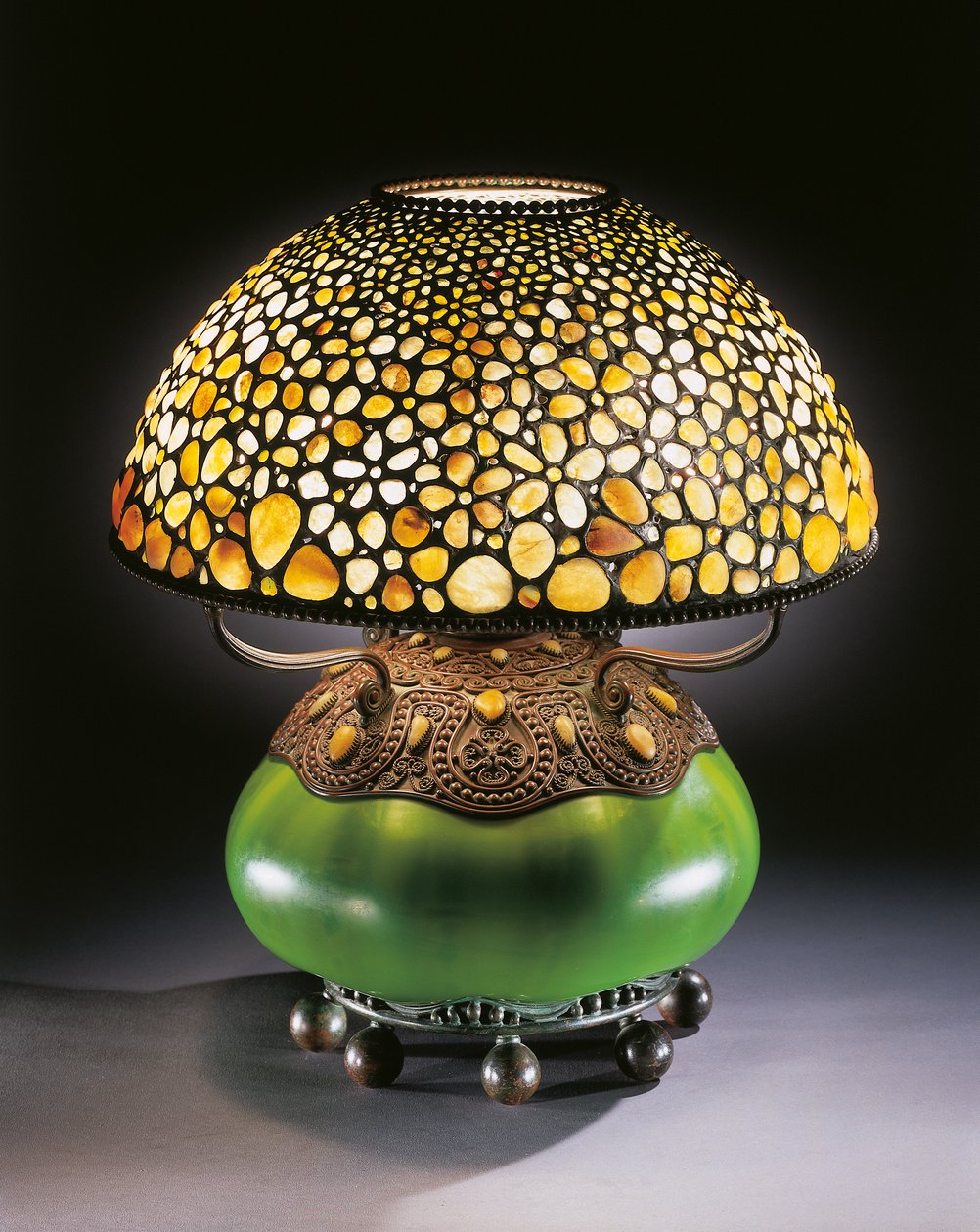 珍しい「小石」テーブルランプ、1906年頃（鉛ガラス、石、青銅、吹きガラス） 作： ティファニーアンドカンパニー