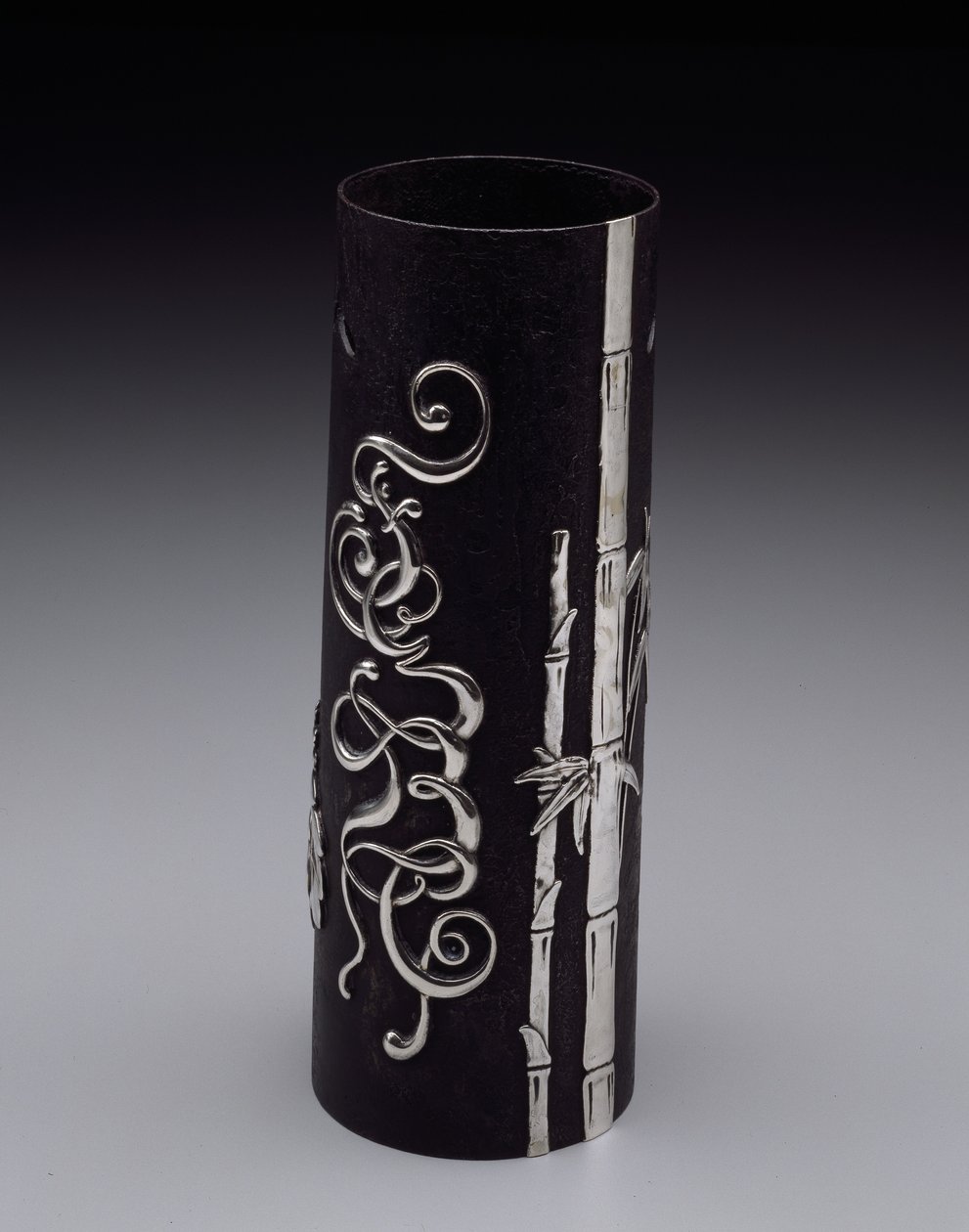 花瓶、c.1877-85（鉄と銀） 作： ティファニーアンドカンパニー