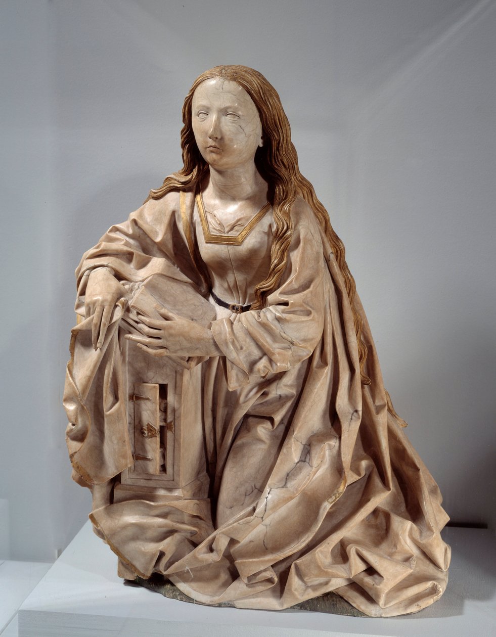 受胎告知の処女ティルマン・リーメンシュナイダー（1460-1531）による多色刷りの大理石彫刻、15世紀後半。パリ、ルーヴル美術館（Musee Du Louvre 作： ティルマンベルトカッター