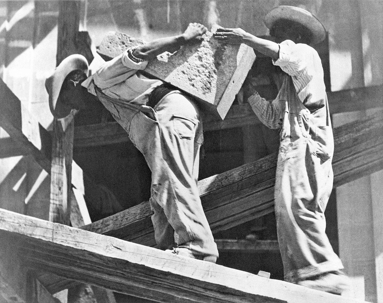 1927年にメキシコシティのスタジアムで建設作業員 作： ティナ・モドッティ