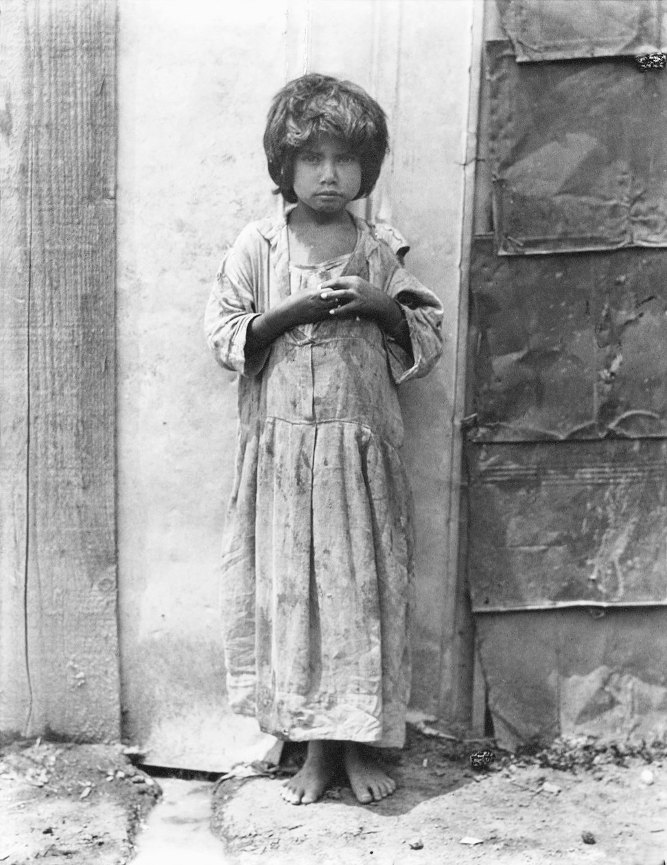 「コロニアデボルサ」の少女、メキシコシティ、1928 作： ティナ・モドッティ