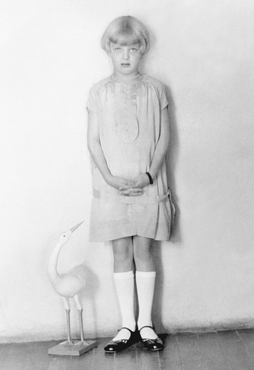 コウノトリを持つ少女、メキシコシティ、c.1926 作： ティナ・モドッティ