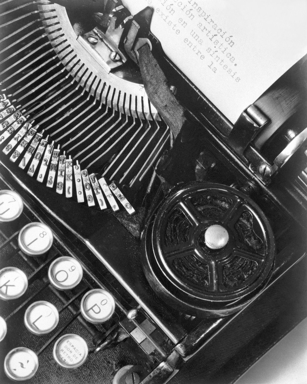 La Tecnica-Julio Antonio Mellaのタイプライター、メキシコシティ、1928 作： ティナ・モドッティ